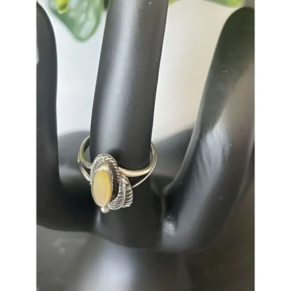 Vintage Navajo Feather and Mother Of Pearl Long Sterling‎ Silver Ring Size 5